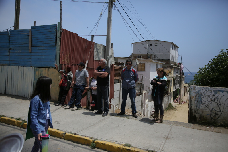 Personas mirando marcha en Cartagena desde la vereda