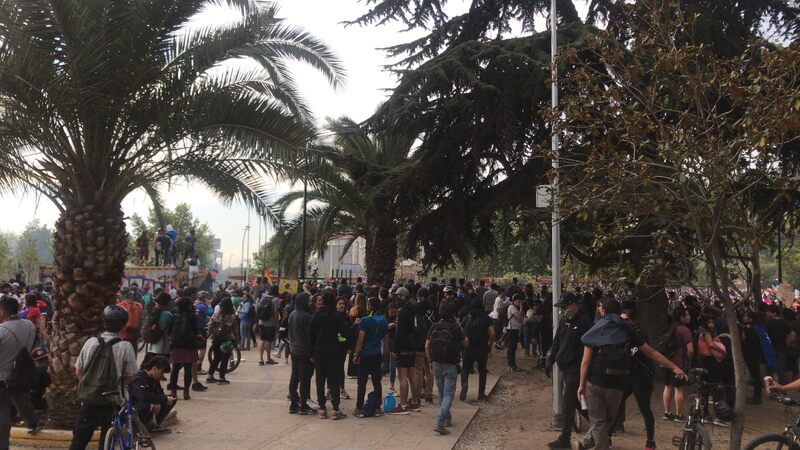 Manifestantes en Parque Bustamante, Providencia