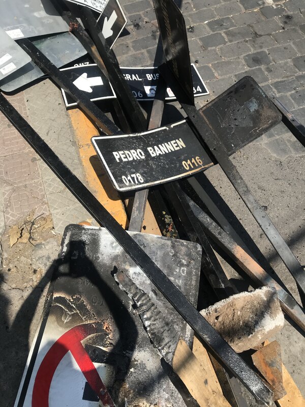 Señaléticas quemadas y arrumbadas