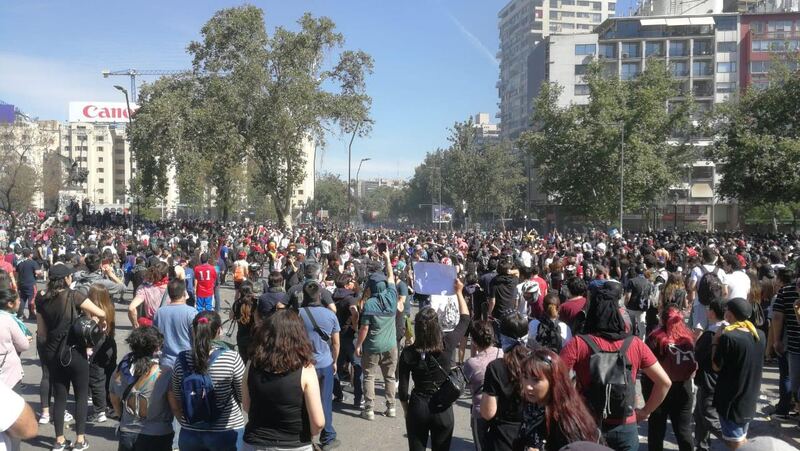 Personas reunidas en Plaza Dignidad mirando hacia el sur