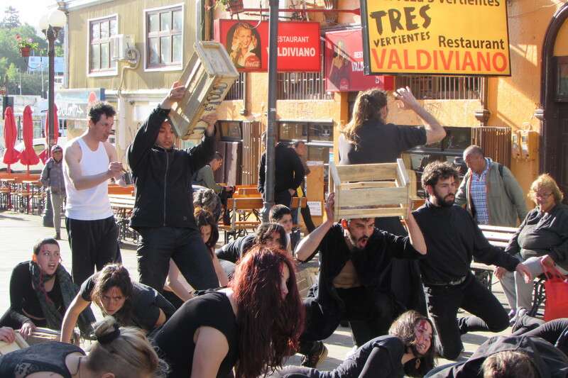 Performance en Memorial Paseo Libertad por los caídos, Valdivia. Cuerpos avanzan con cajones