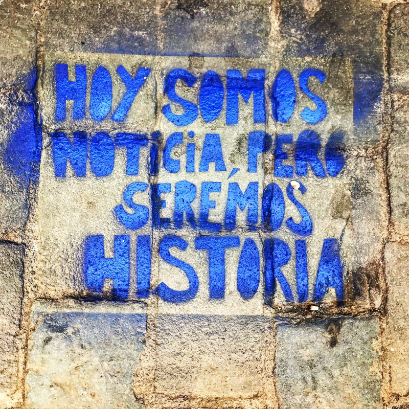 Stencil: "Hoy somos noticias, pero seremos historia"