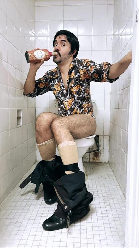 Rubén Grande en el baño del Varas