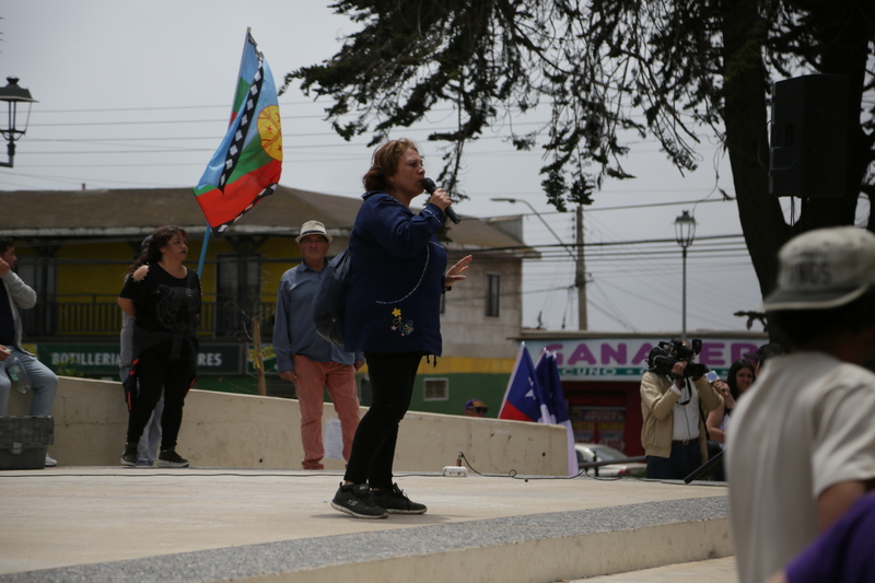 Marcha en Cartagena, mujer habla por un micrófono