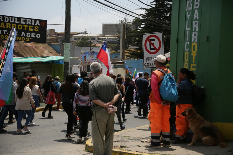 Personas mirando la marcha en Cartagena desde una esquina