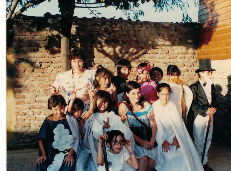 Fotografías de Ana María Allendes con sus alumnas y alumnos de la población La Victoria y Santa Adriana