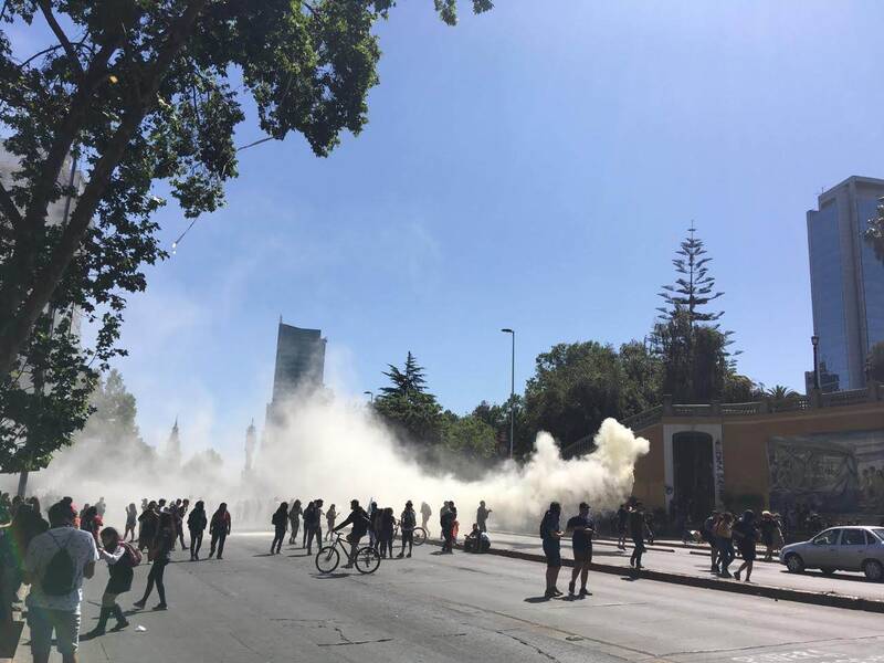 Manifestantes y humo del zorrillo