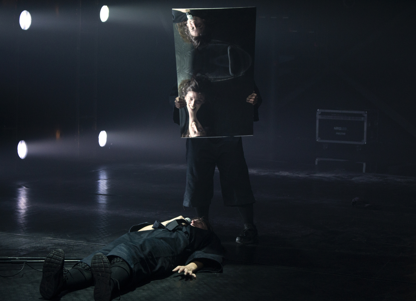 Fotografía momento cuerpo en el suelo y espejo en Al Pacino