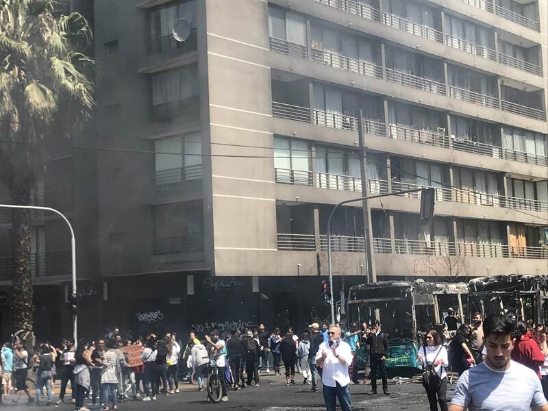 Concentración de personas y micros quemadas, Providencia