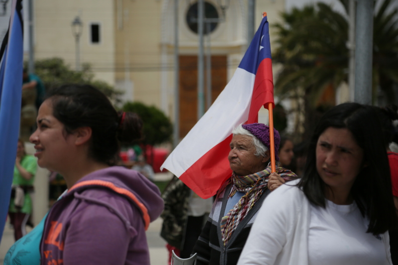 Mujer con bandera chilena en marcha en Cartagena