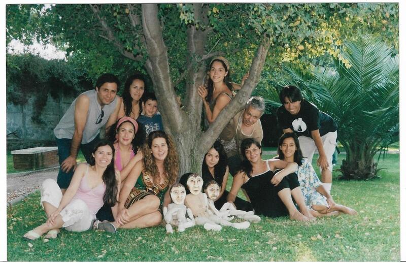 Fotografías del elenco y marionetas de "Luisa y Manuel" en Villa Grimaldi
