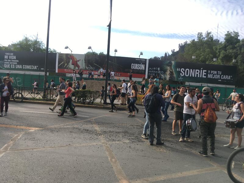 Personas en Avenida Providencia