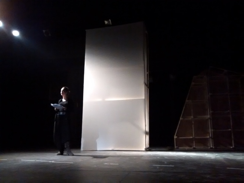 Fotografía de ensayo con el monolito