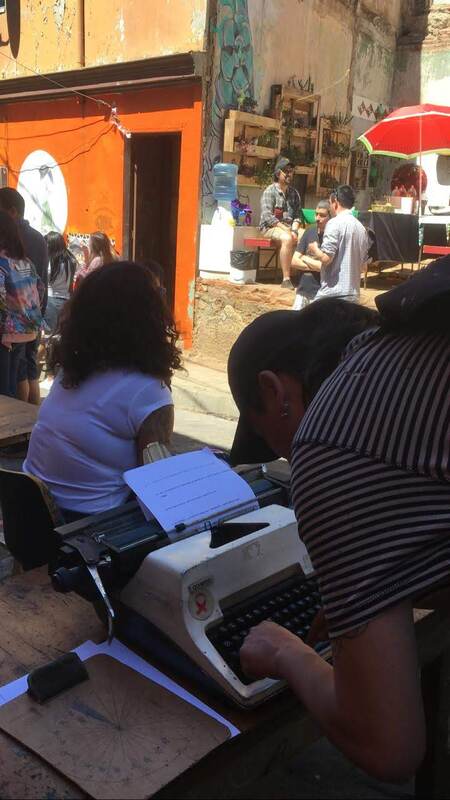 Persona y máquina de escribir en Taller el Litre, Valparaíso