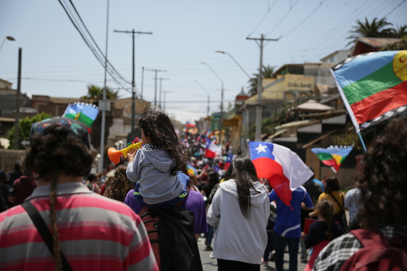 Marcha en Cartagena, niña con trompeta de juguete