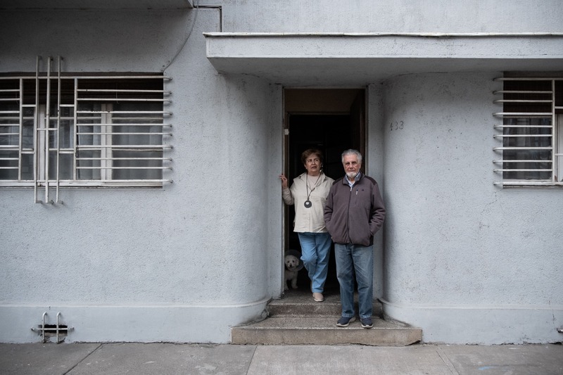 Fotografías de vecinos/as y sus fachadas en barrio Yungay