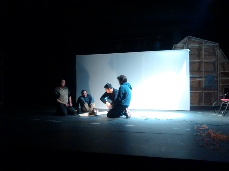Fotografía de ensayo de Dark con pantalla