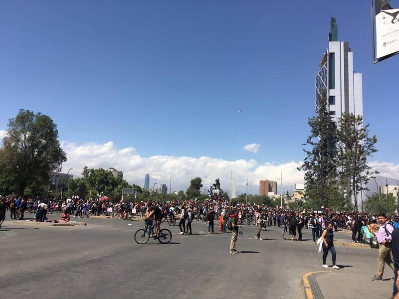 Manifestantes en Plaza Dignidad