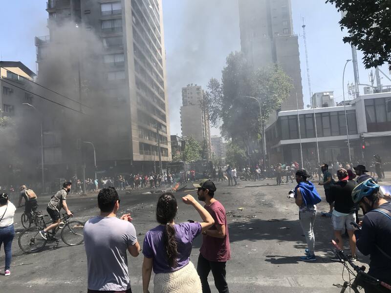 Barricada y manifestantes en Vicuña Mackenna, Providencia