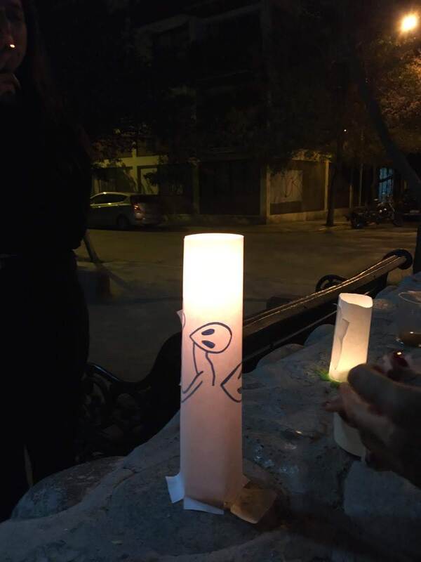 Vela con dibujo de extraterrestres