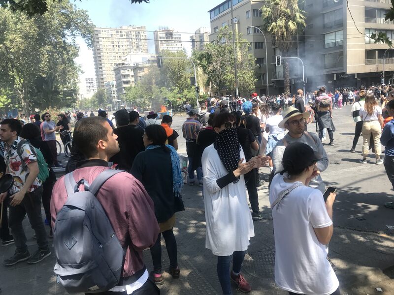 Concentración en la esquina de Vicuña Mackenna con Rancagua, Providencia