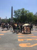 Manifestantes  y cabeza gigante en Avenida Providencia