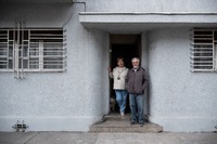 Fotografías de vecinos/as y sus fachadas en barrio Yungay