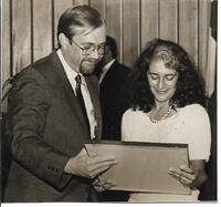 Fotografía de Ana María Cabello recibiendo premio