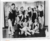 Fotografía de profesores y alumnas del Ballet Municipal de Valdivia